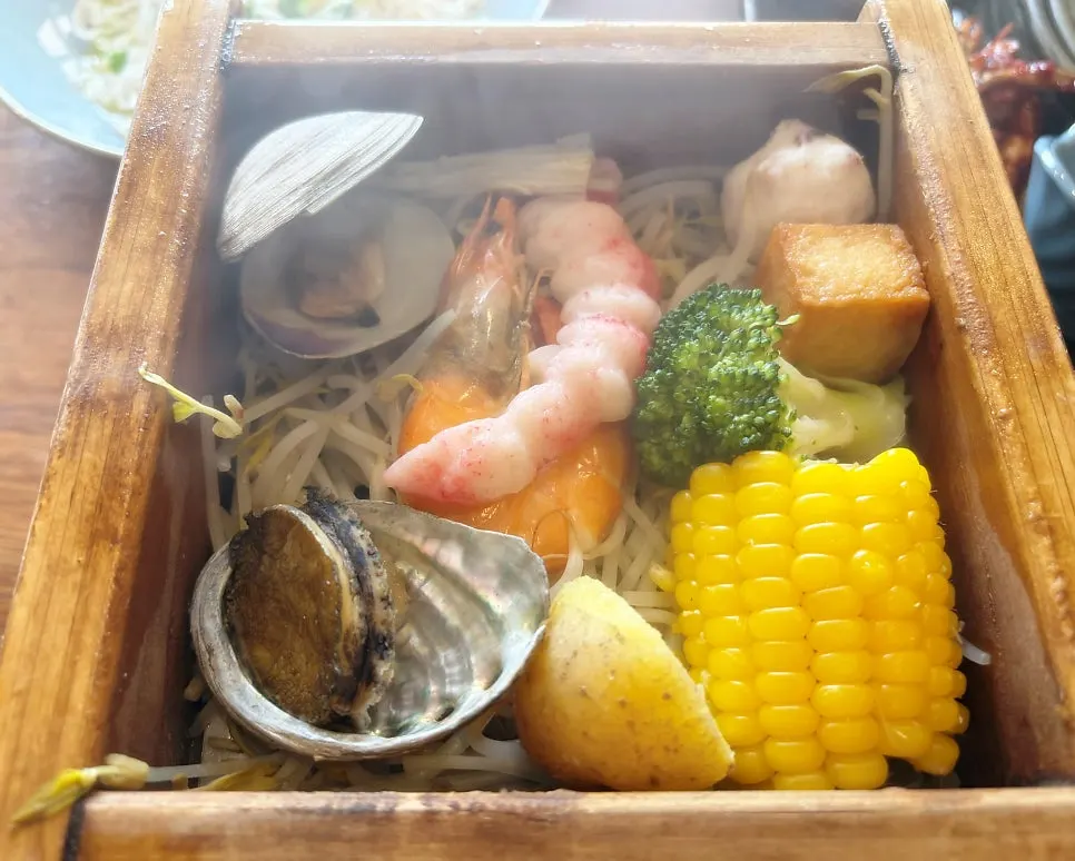 김이 오르는 송정옥 해물편백찜