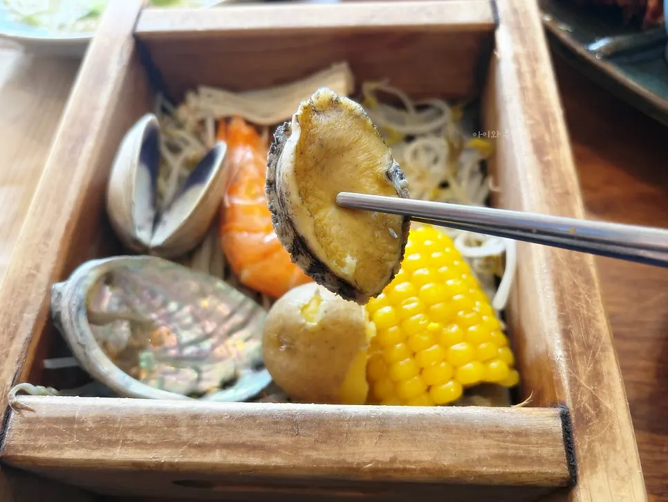 편백찜 속 새우와 전복, 감자와 옥수수