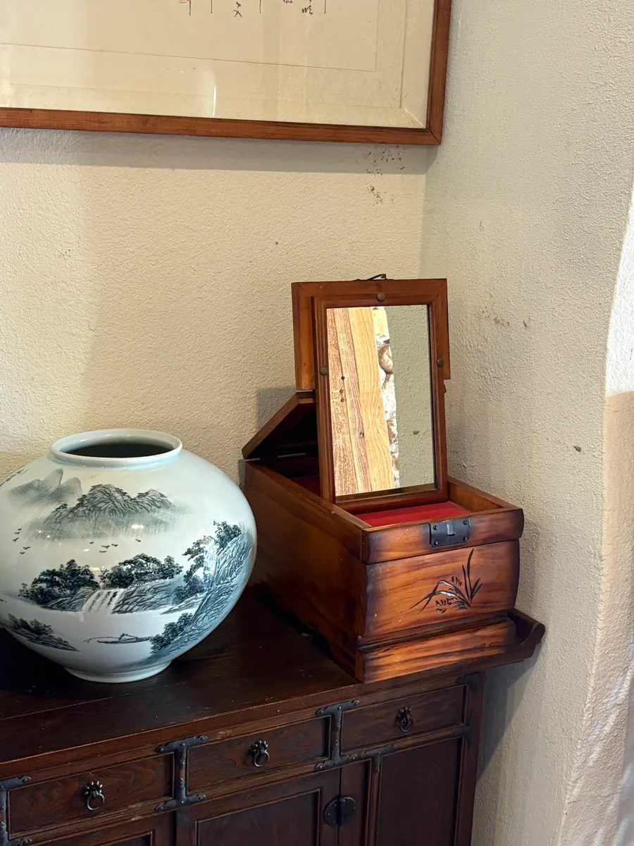 The quiet, old-fashioned interior of Songjeongok
