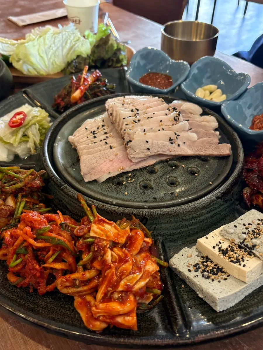 Songjeongok's table set for three servings