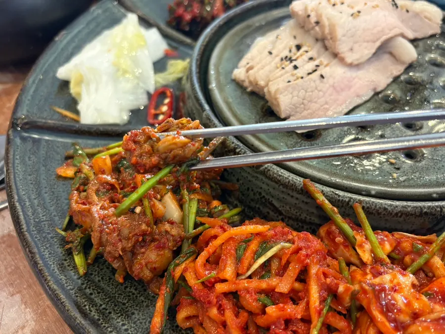Julienned radish, cockle salad and other basic side dishes