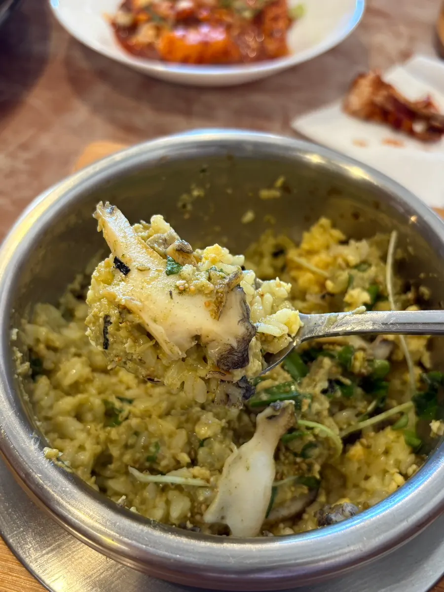 Pot rice with abalone, egg and innards mixed in