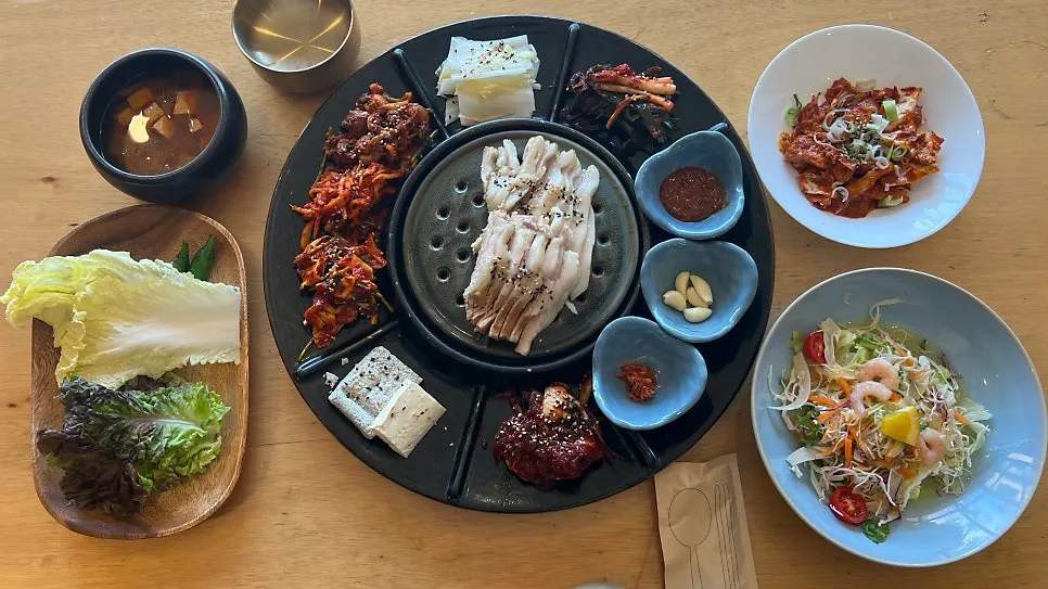 원형 접시에 차려진 전복 해물 편백 한상