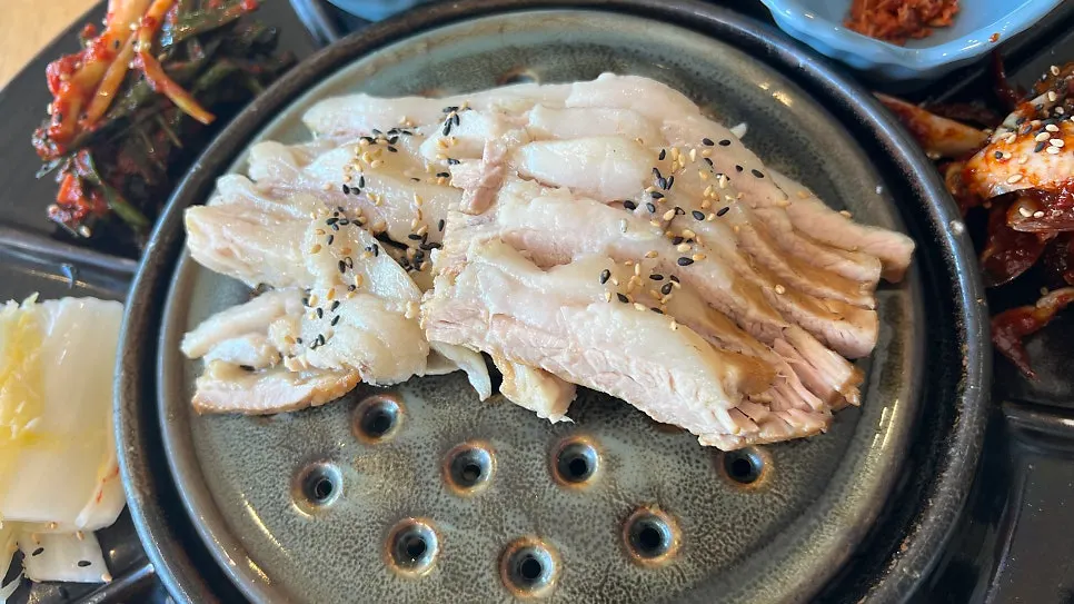 둥글게 플레이팅된 밑반찬 한 상