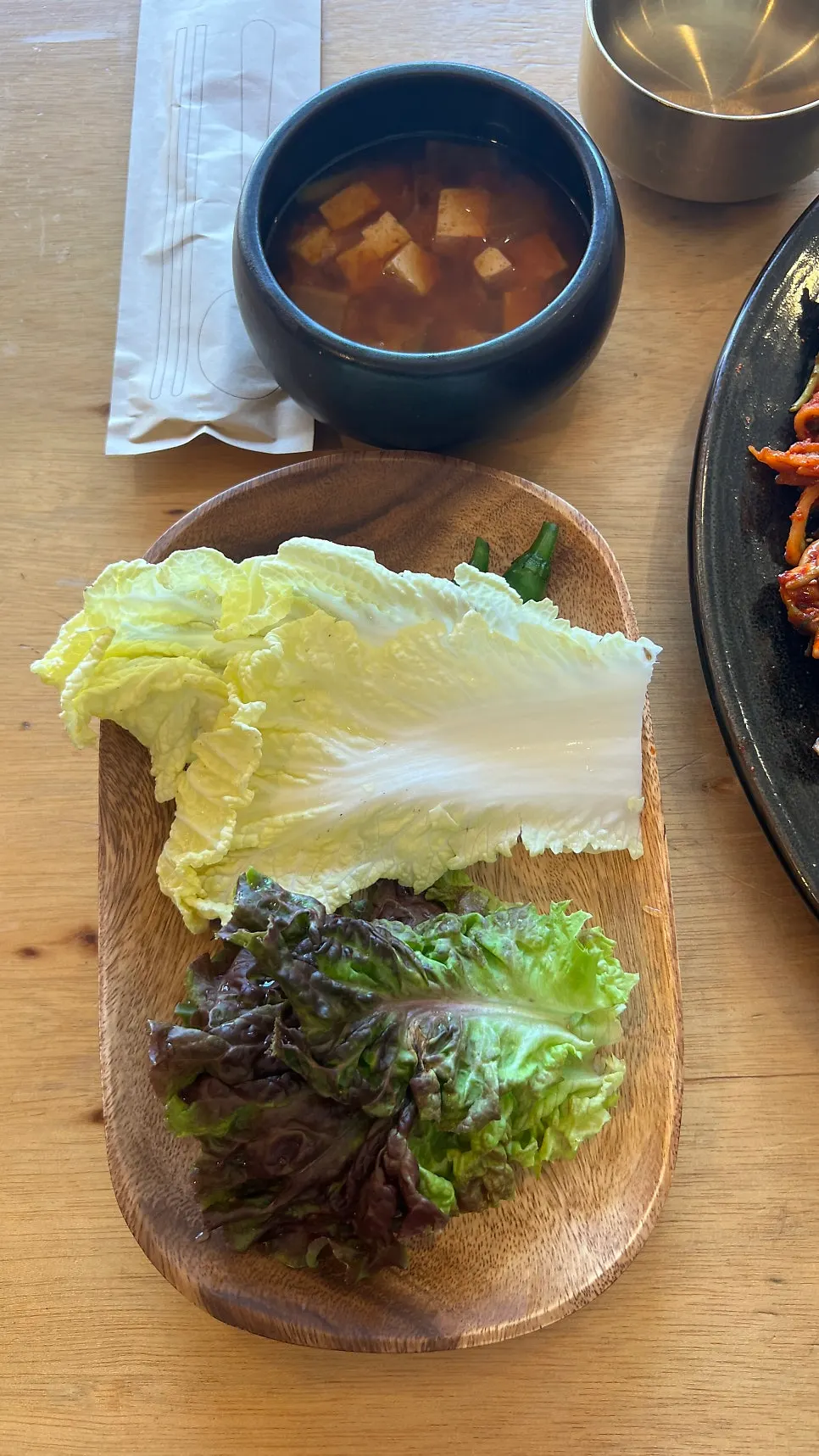 가브리살 보쌈과 밑반찬 상차림