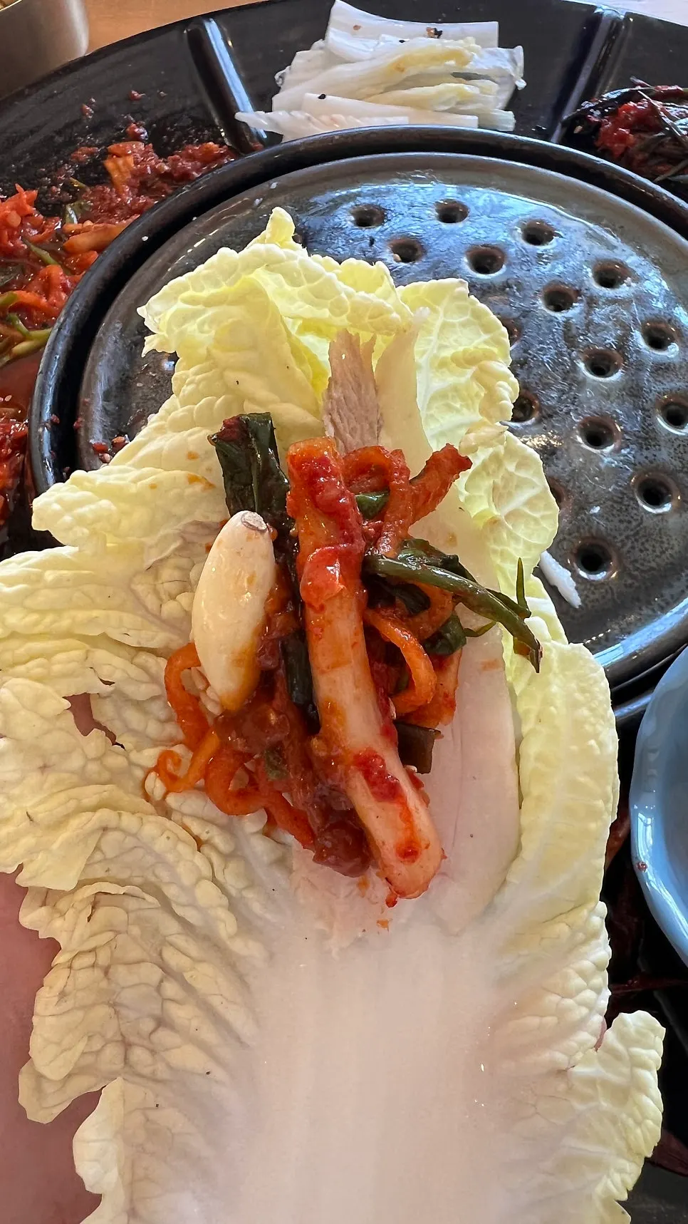 무말랭이 김치를 올린 가브리살 보쌈 한 점