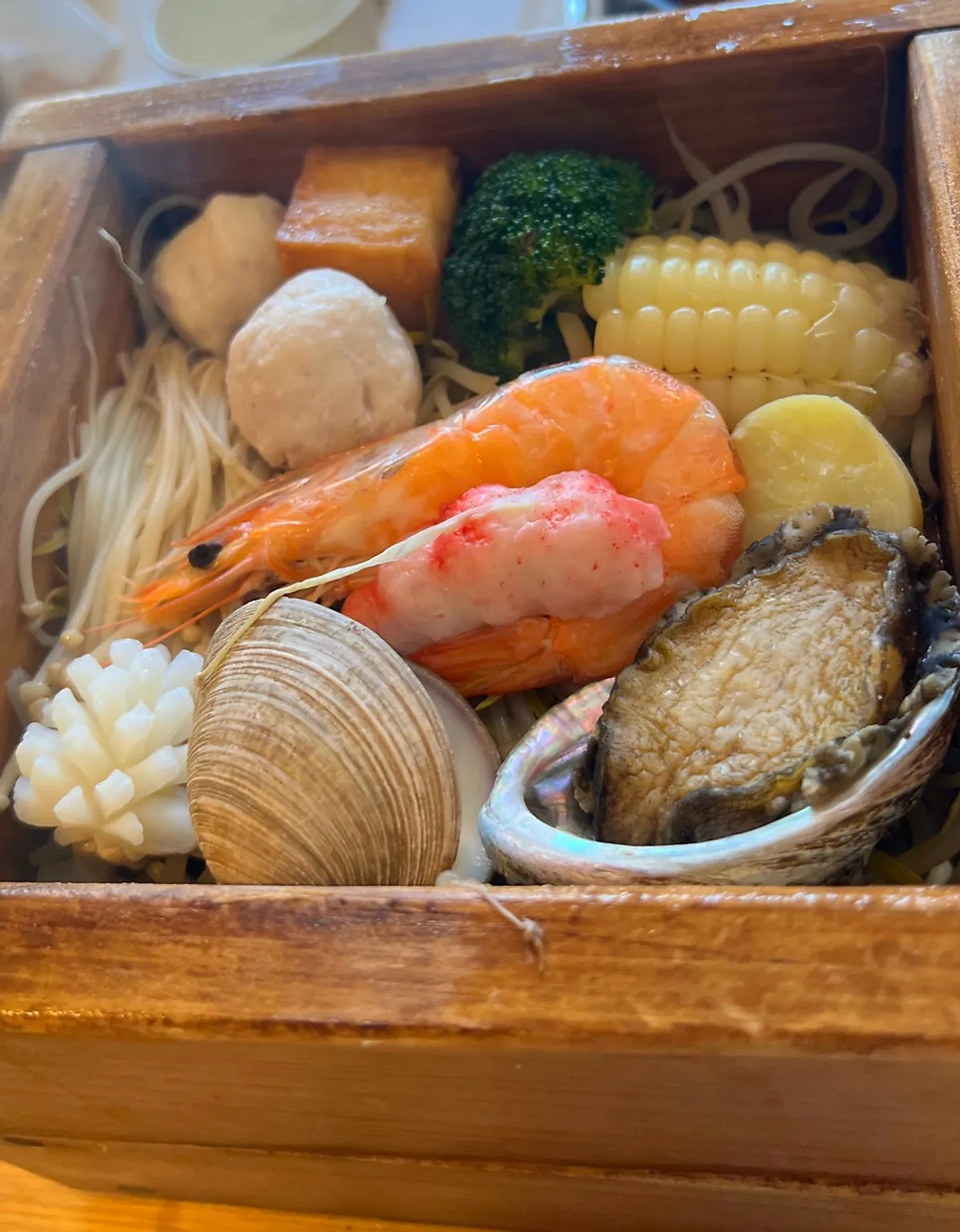 김이 오르는 편백나무 찜기의 해물 편백찜