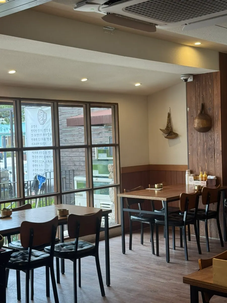 Songjeongok's interior with a traditional Korean set-meal feel