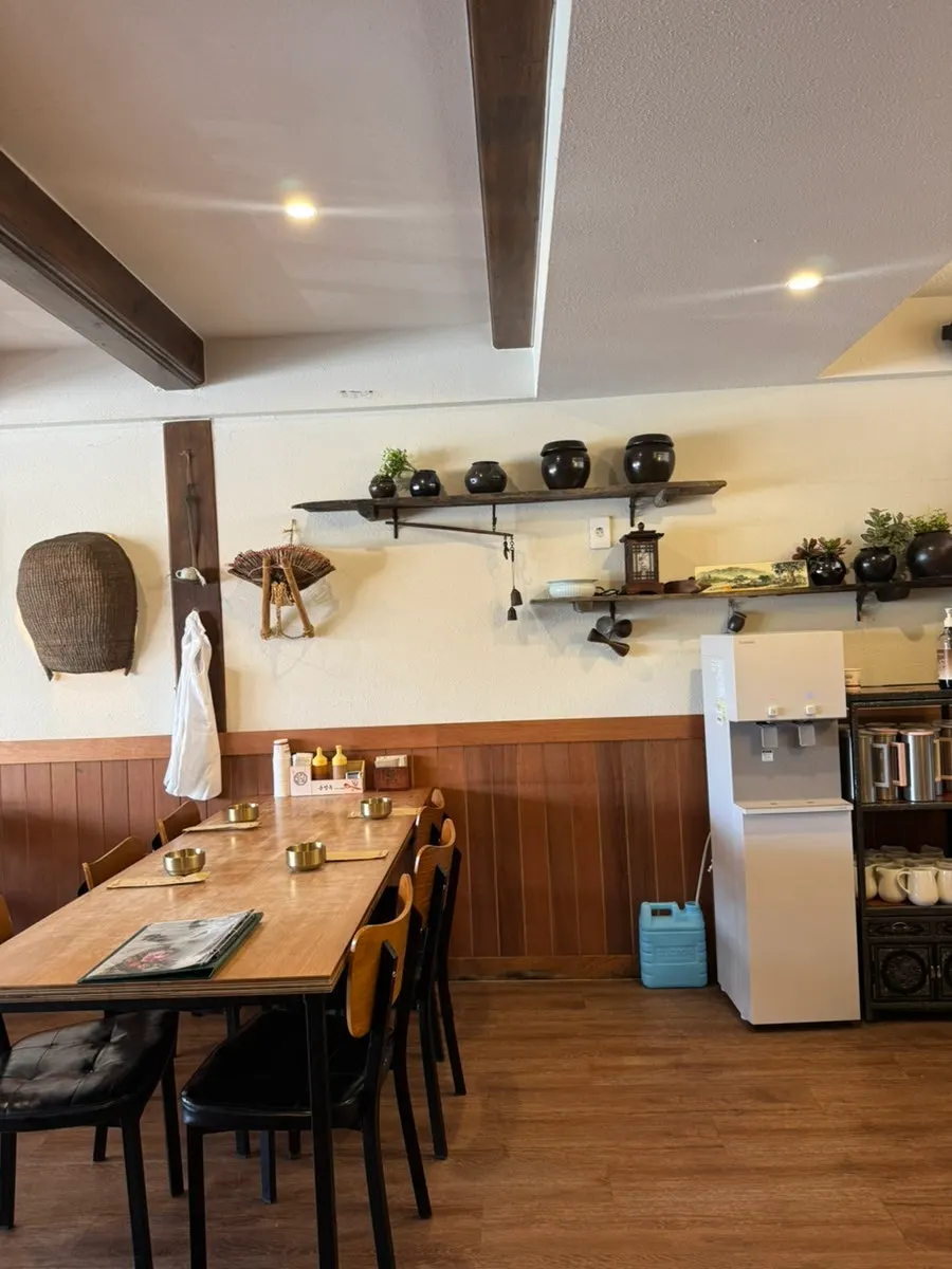 Clean, tidy dining hall atmosphere at Songjeongok