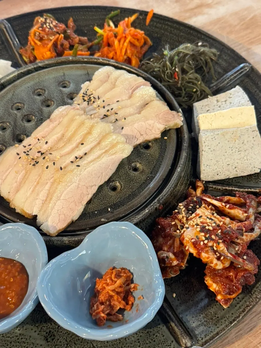 Two appetizer plates at Songjeongok