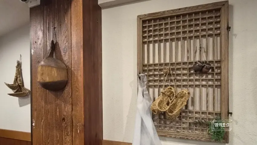 송정옥 1층 좌석과 한식 분위기 인테리어