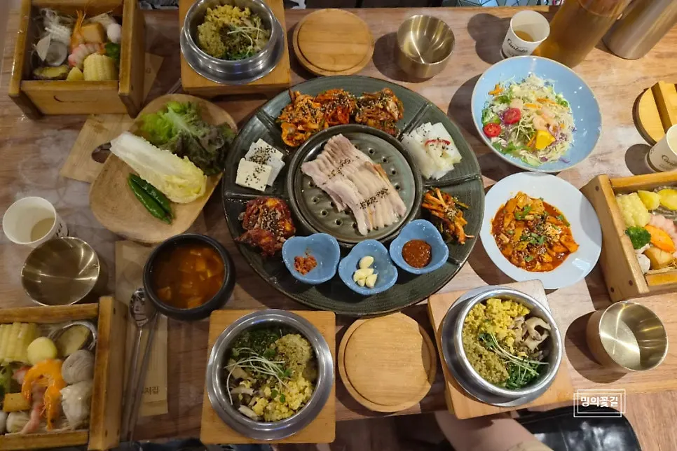 차려진 전복 해물 편백 한상 전체