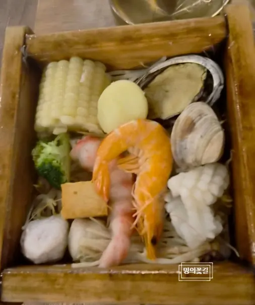 해물편백찜과 곁들임 반찬 상차림