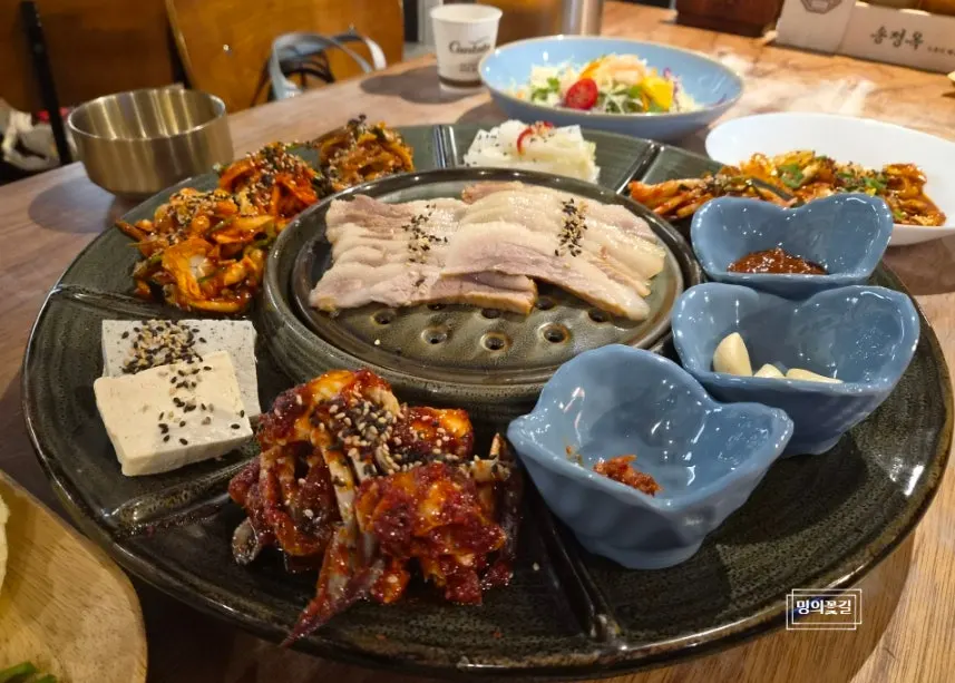 김치와 두부, 샐러드가 놓인 한상
