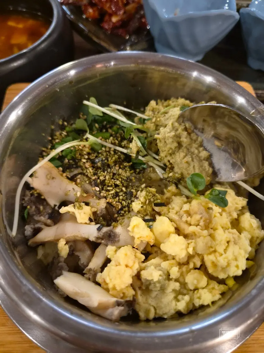 편백찜 찍어 먹는 땅콩소스와 칠리소스