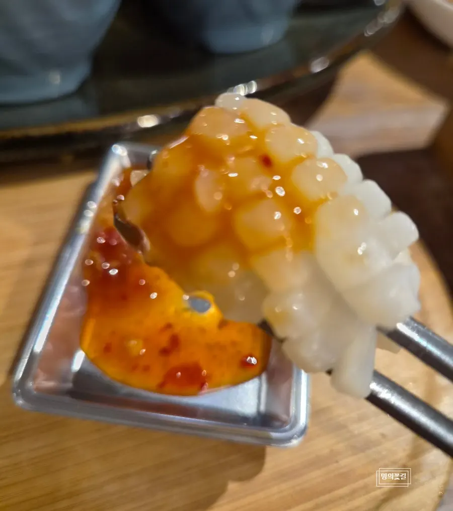 편백찜에서 집어 올린 해산물