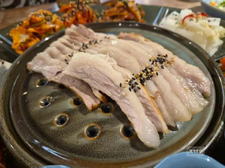 전복이 올라간 크림내장소스 솥밥