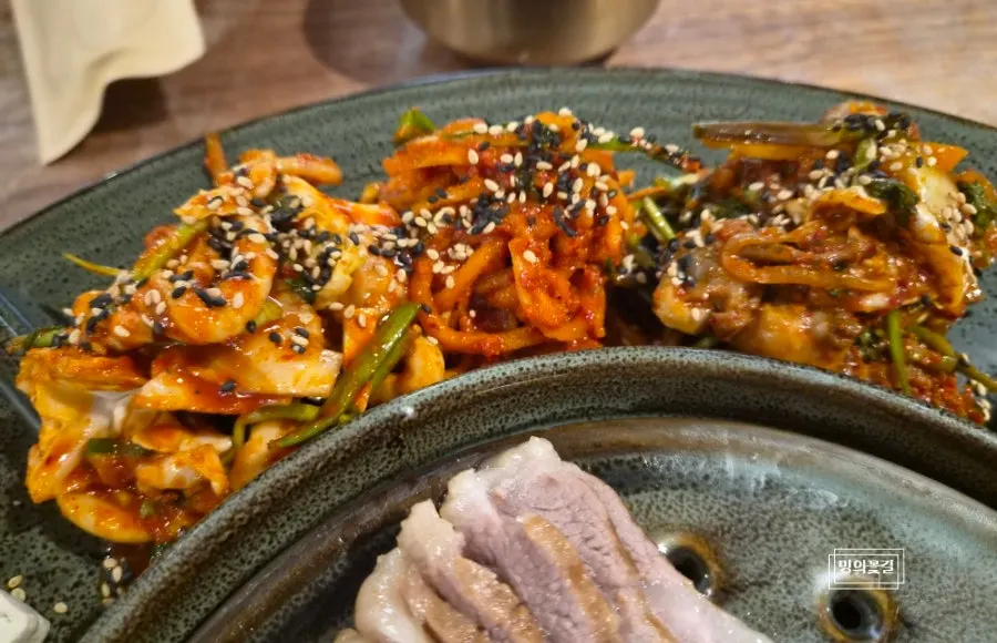 솥밥과 편백찜이 함께 놓인 식탁