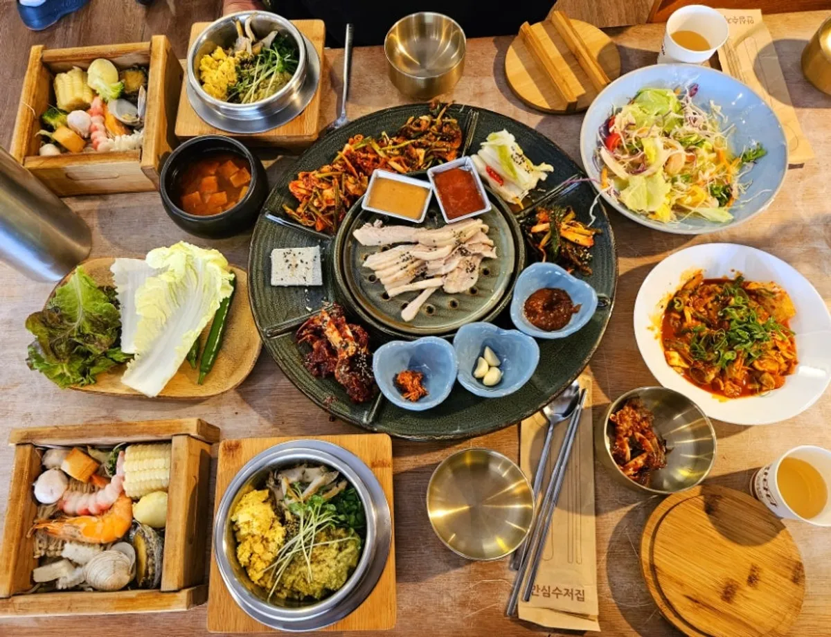 Signature photo of the abalone seafood hinoki set at Songjeongok Songjeong Main Branch