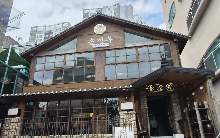 Espacio de estacionamiento y entrada frente a Songjeongok