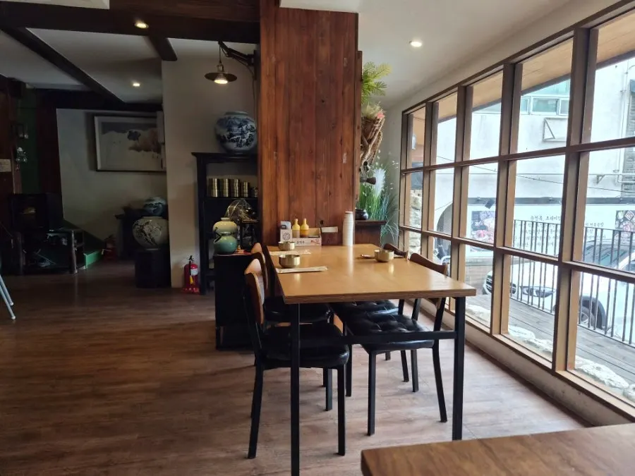 Interior del primer piso de Songjeongok con ambiente antiguo