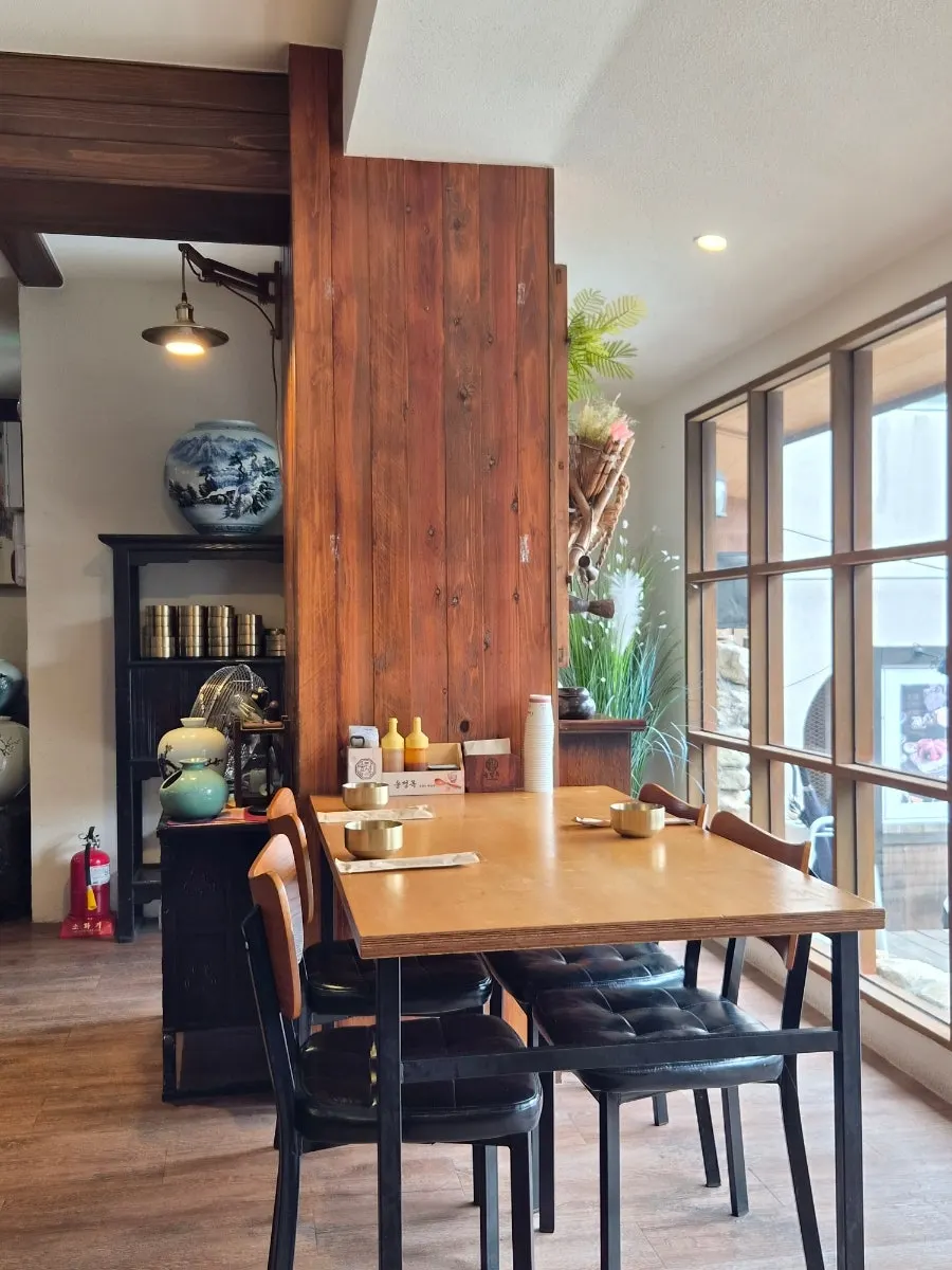 Interior de Songjeongok con decoración de estilo clásico