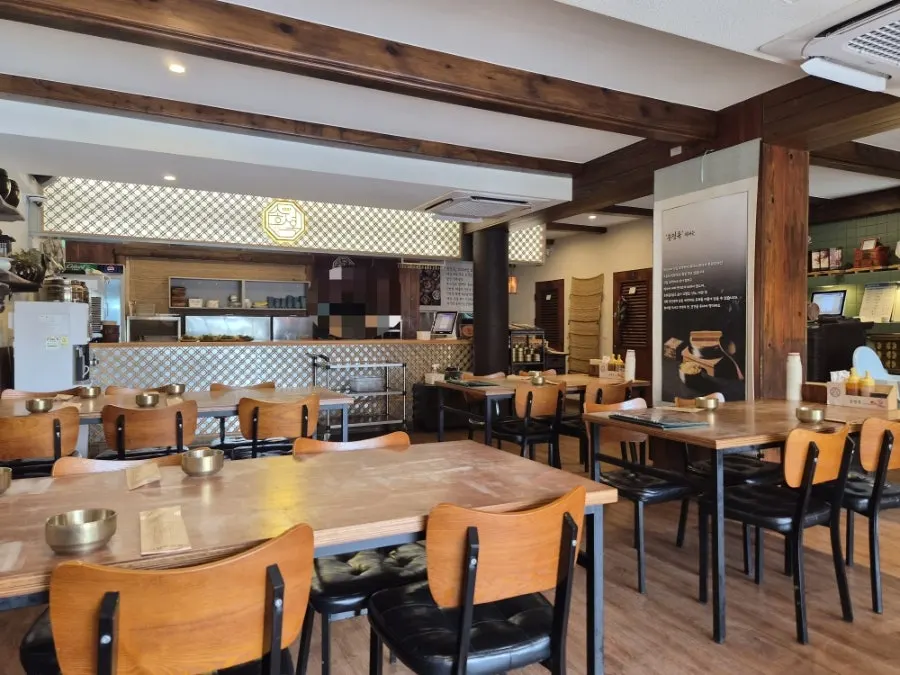 Salón de Songjeongok tranquilo justo tras la apertura