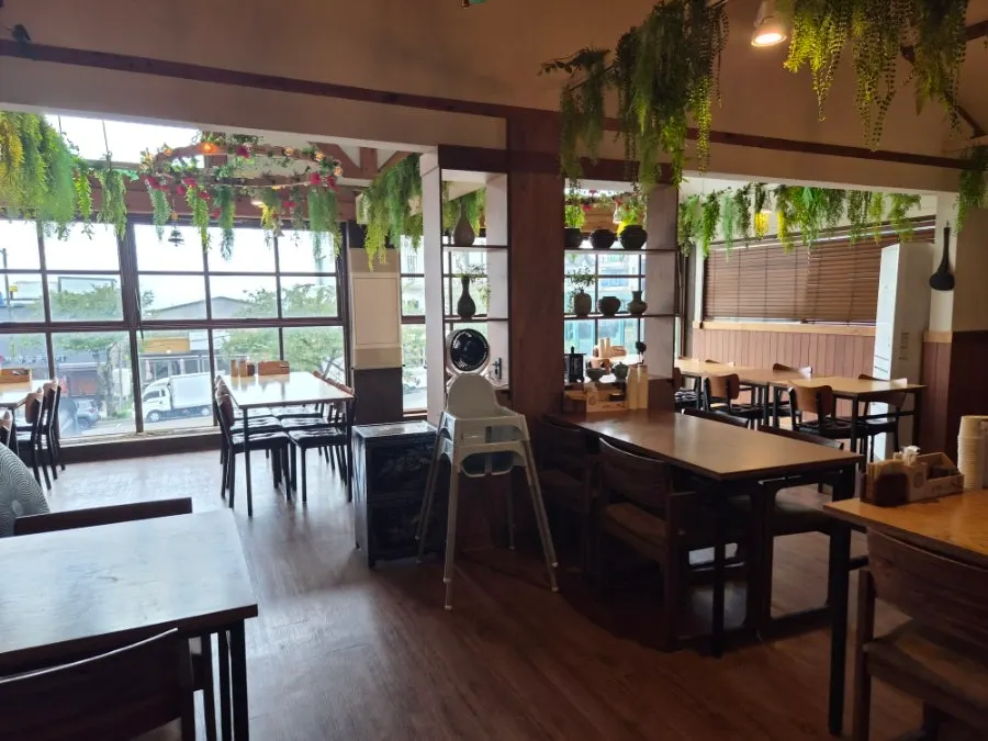 Mesa del segundo piso de Songjeongok ideal para reuniones familiares