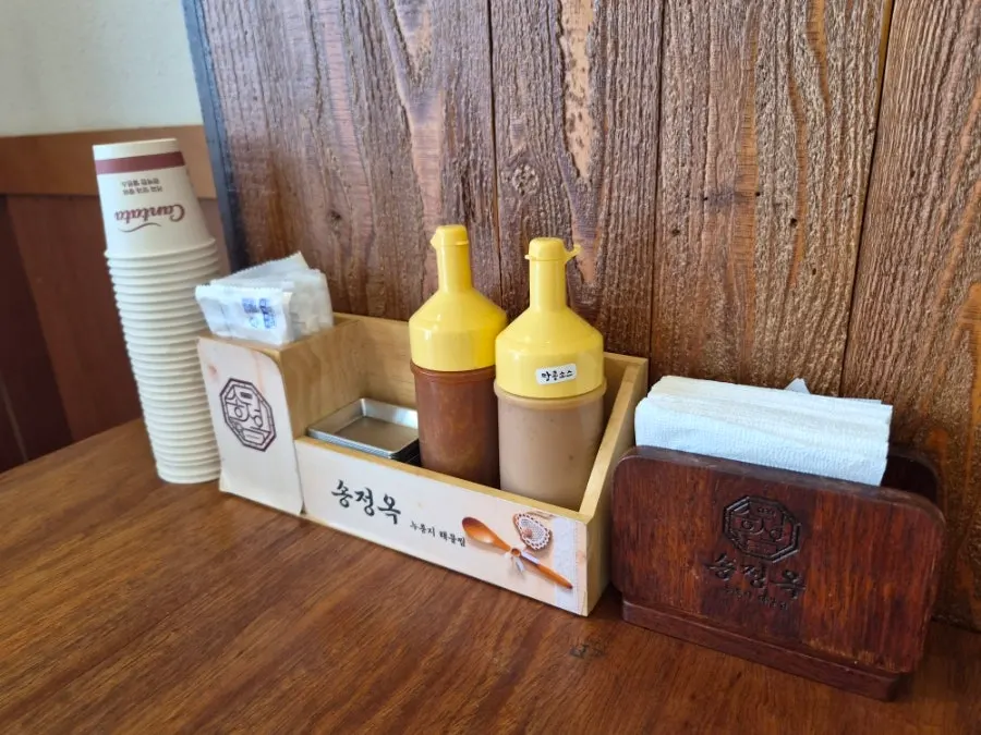Detalles decorativos ordenados dentro de Songjeongok