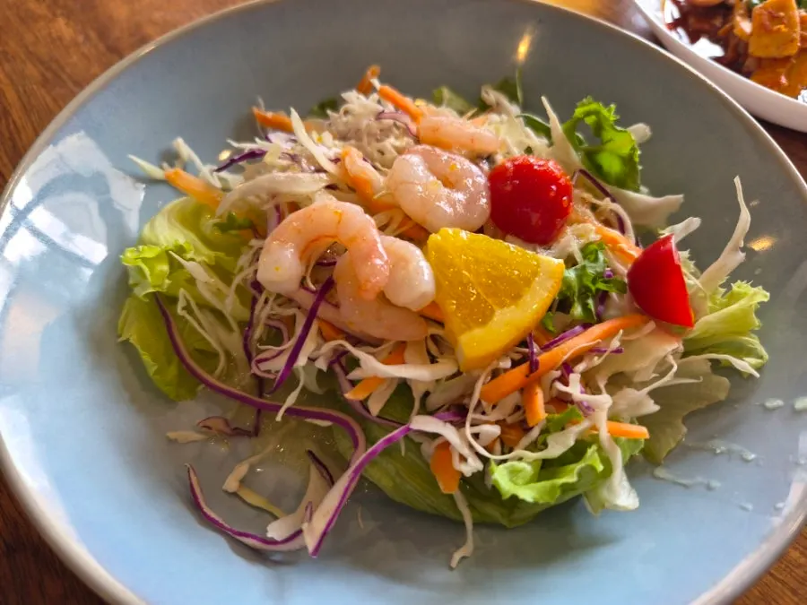 Mesa base de Songjeongok con ensalada y calamar sazonado