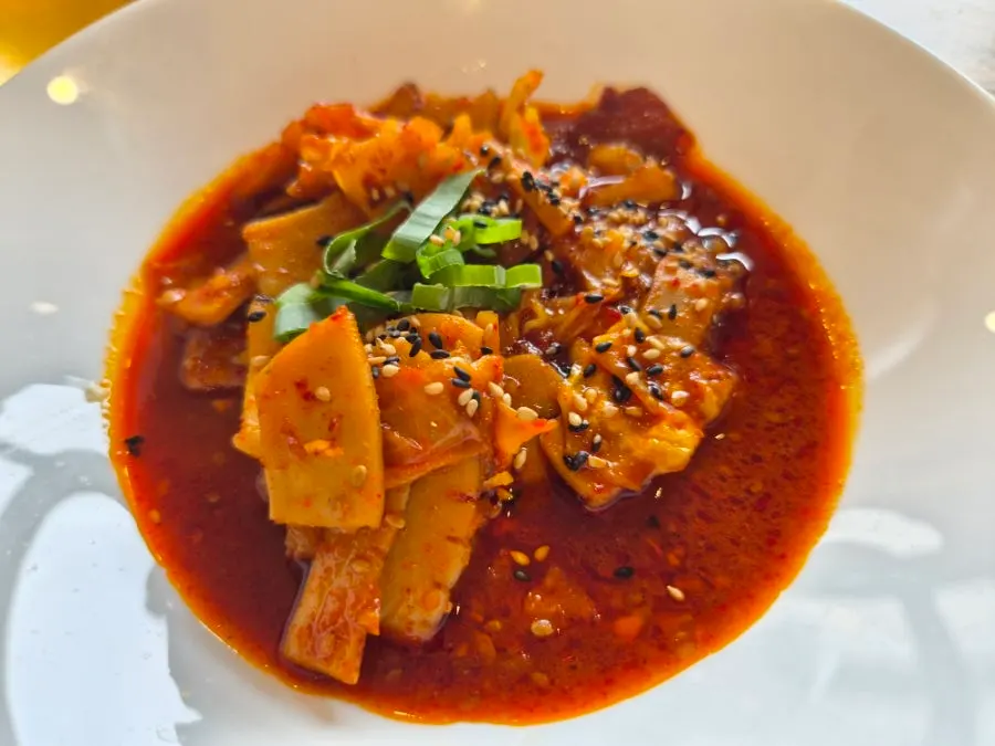 Mesa de bossam de Songjeongok servida en plato redondo