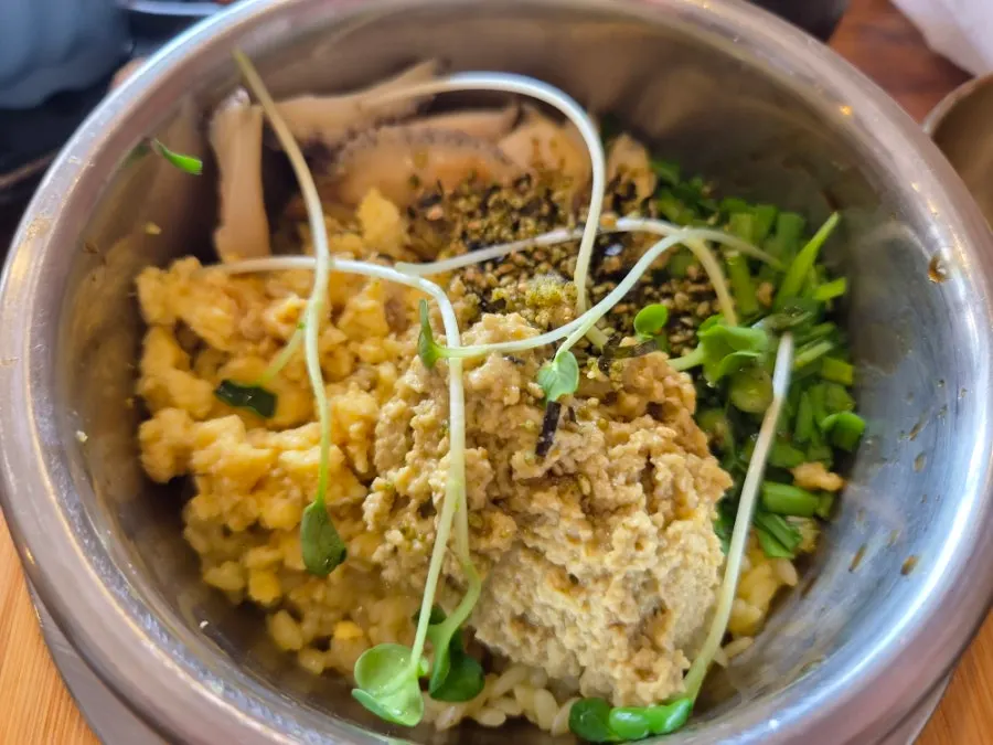 Arroz con abulón con huevo revuelto y vísceras de abulón encima