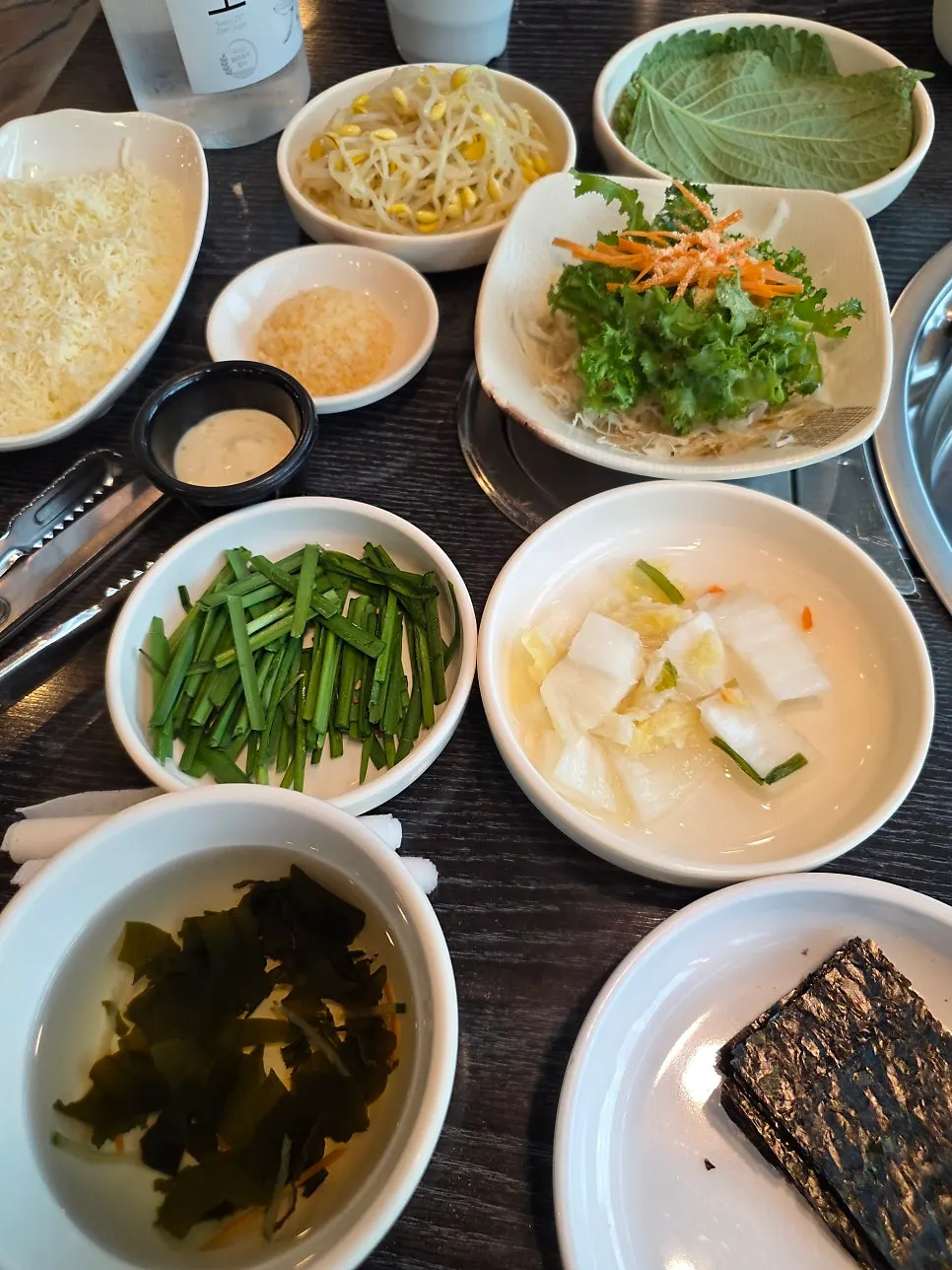 채소가 올라간 쭈꾸미삼겹살 한 팬