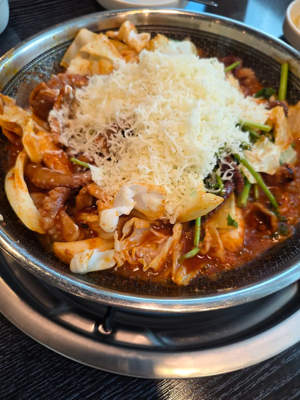 쭈꾸미삼겹살 위에 수북하게 올린 치즈