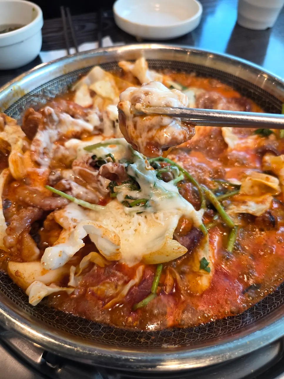 열에 녹아 양념과 섞인 치즈 쭈꾸미