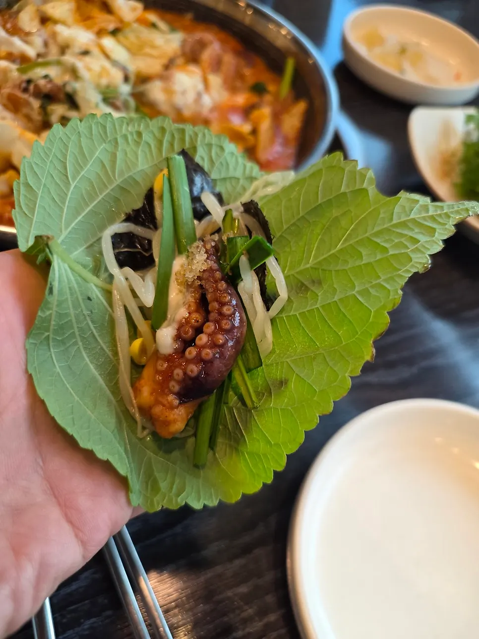 깻잎에 쭈꾸미와 콩나물을 올린 쌈