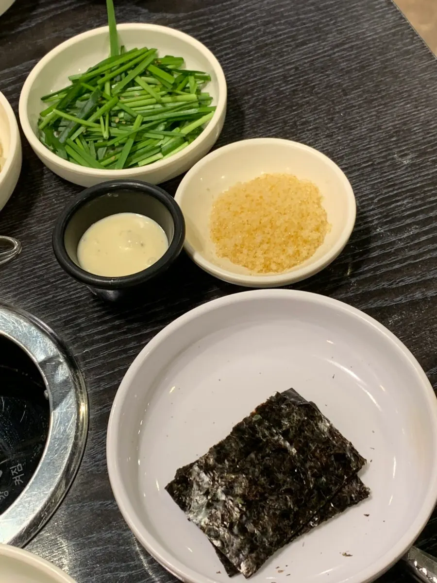 삼겹살과 쌀떡, 치즈떡이 담긴 사리몽땅