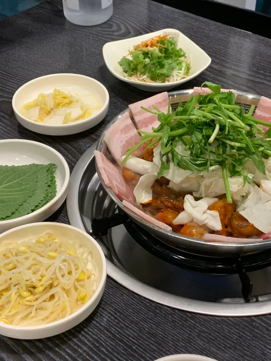 부추와 날치알, 김, 소스 등 기본 반찬