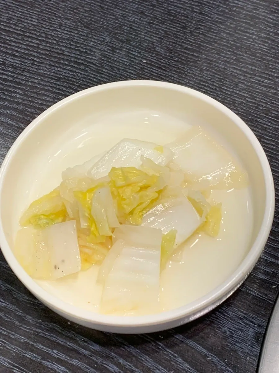 쭈삼과 함께 나온 냉국과 백김치