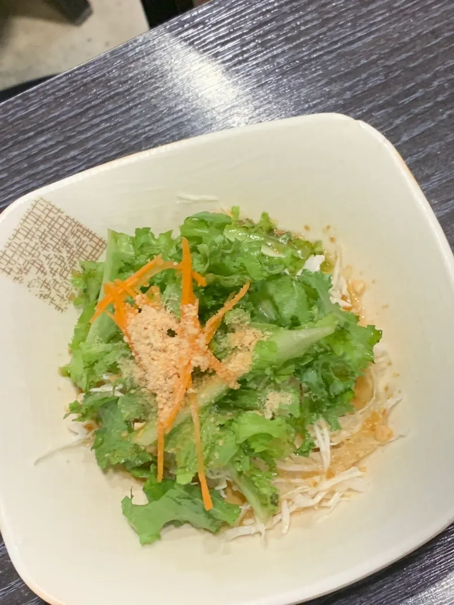 송쭈집 백김치와 반찬 접시
