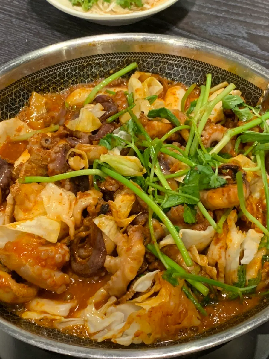비법 양념을 두른 쭈꾸미삼겹살 조리 중