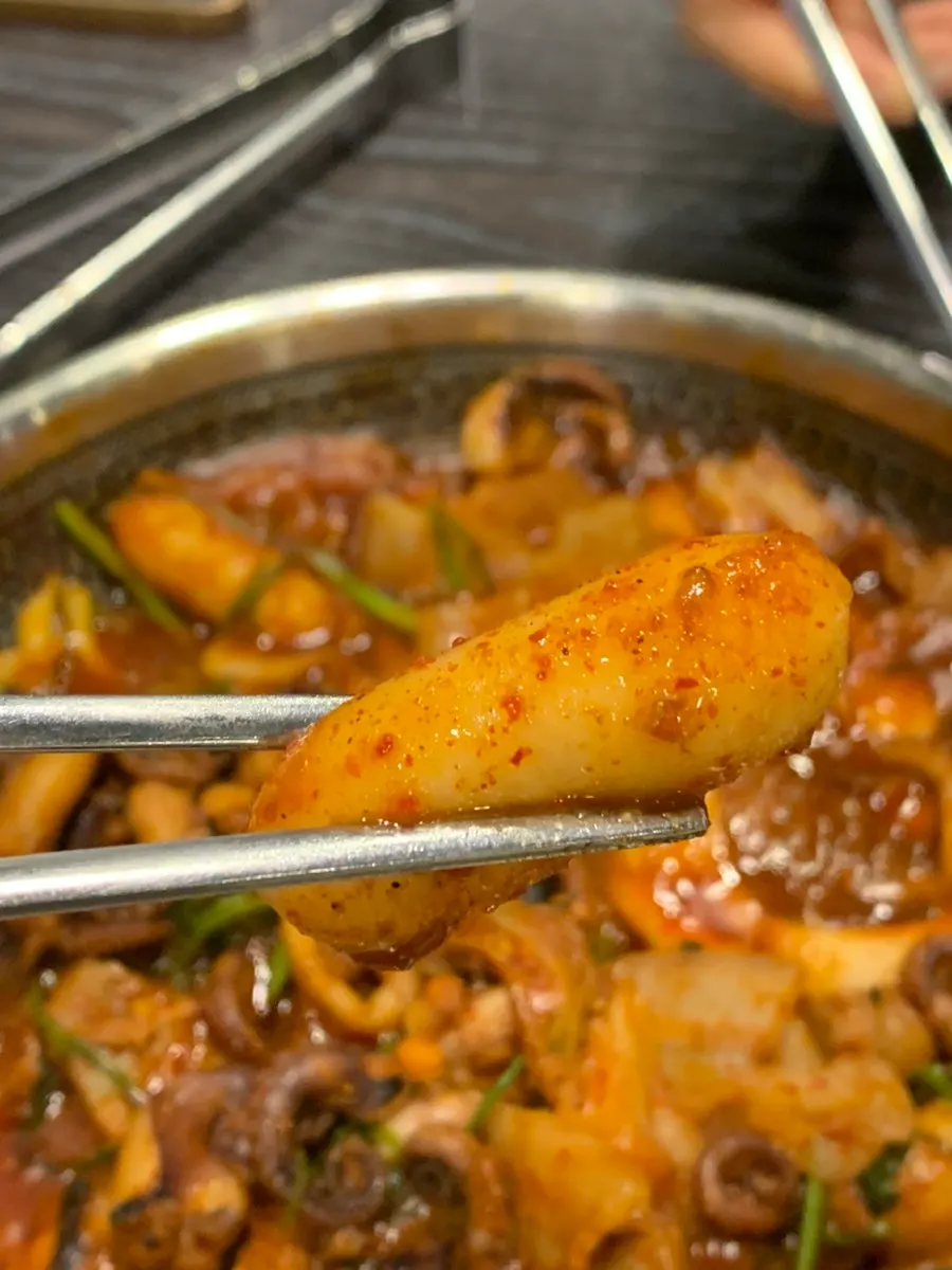 깻잎에 쭈삼과 반찬을 올린 쌈