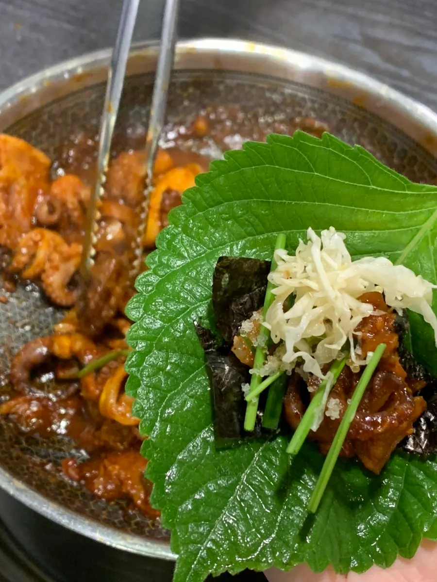 치즈떡과 쭈삼이 함께 놓인 팬