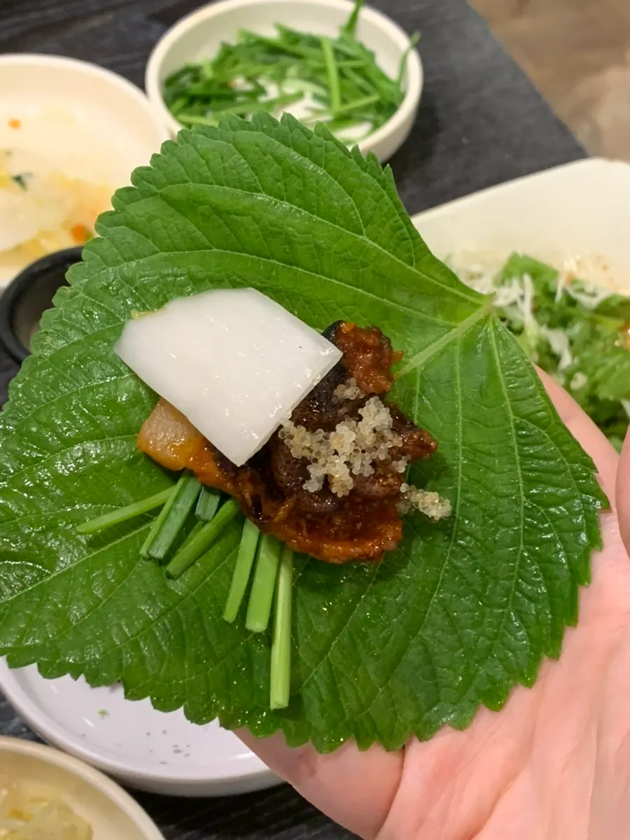 소스를 올린 쭈꾸미삼겹살 한 입