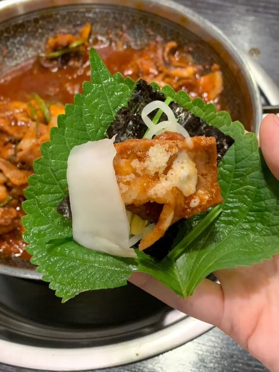 쌈 재료를 올린 쭈삼 클로즈업