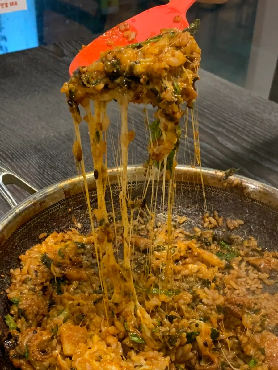 눈꽃치즈 위에 올린 볶음밥