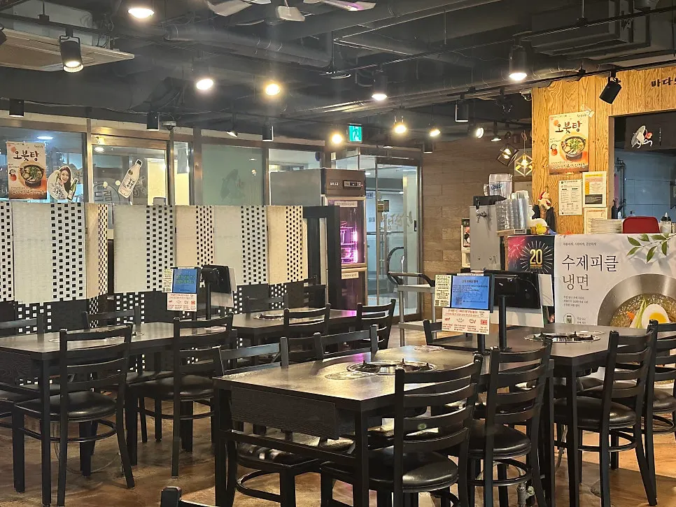 Interior of Songjjujip Magok with widely spaced tables