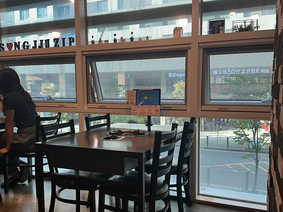 Window seat at Songjjujip Magok with a built-in griddle
