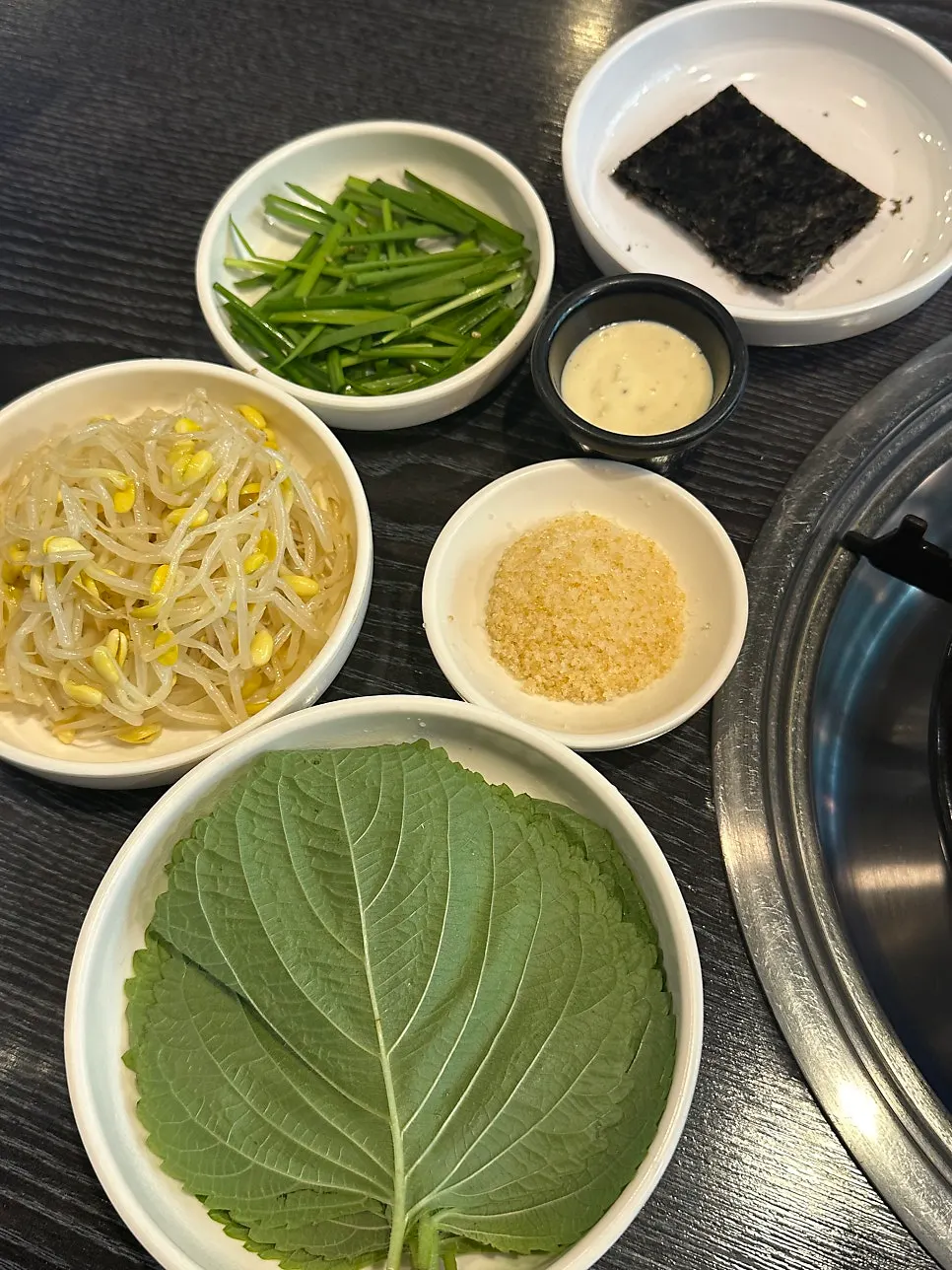 Default wrap ingredients: perilla leaf, bean sprouts, chives, and seaweed