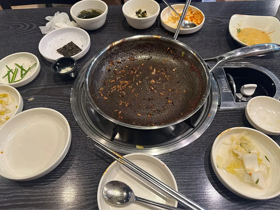 The griddle left completely empty after finishing the meal